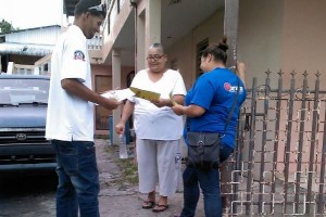 Voluntarios orientando a residente.