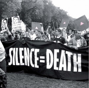 Una de las protestas de marzo de 1987 en Washington. La coalición ACT-UP hizo una fuerte declaración acerca de las políticas gubernamentales sobre el SIDA. © Linda Hollingdate Photography (tomado de www.gatesnotes.com).