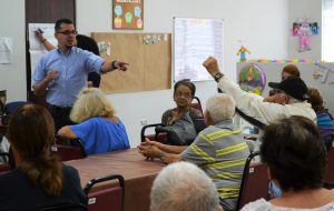 Víctor E. Reyes, educador en salud de Iniciativa Comunitaria contesta dudas del público participante.