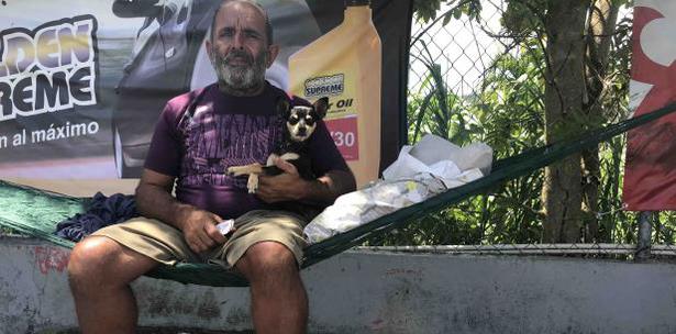 “Me han dejado tira’o como si fuera un perro deambulante”