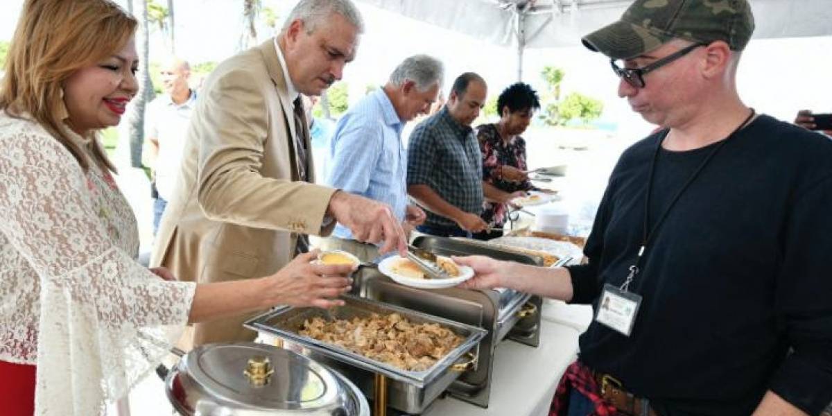 Más de 200 personas sin hogar llegan hasta el Capitolio para recibir su Cena de Acción de Gracias