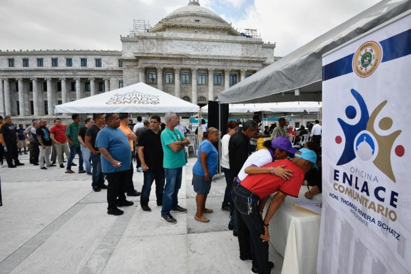 Cientos de personas sin hogar llegan hasta el Capitolio para recibir su Cena de Acción de Gracias