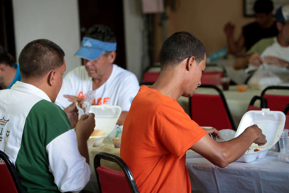 Brindan alimentos y productos de higiene a personas sin hogar ante el COVID-19